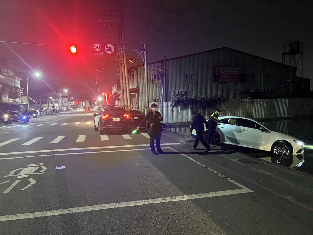台中市1名28歲胡姓男子主動開車要送女同事回家,全按導航指示走,竟然「插秧式」翻車。(圖/翻攝畫面)