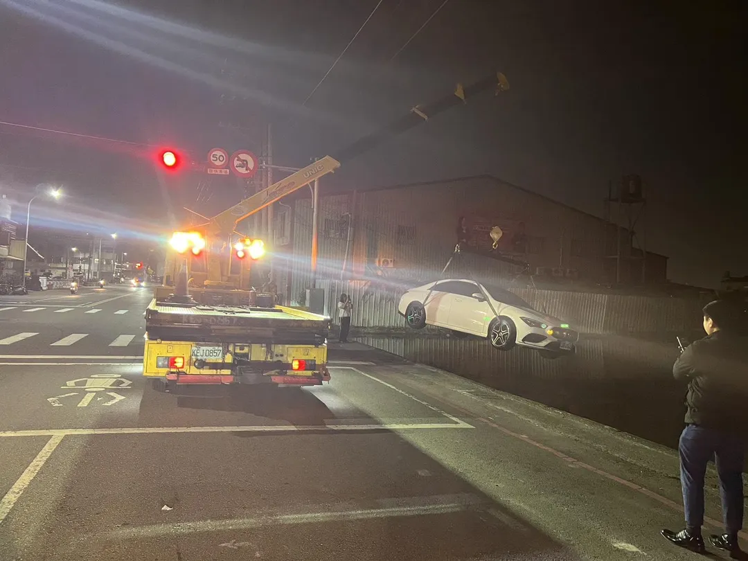 拖吊業者將車輛拖離現場。(圖/翻攝畫面)