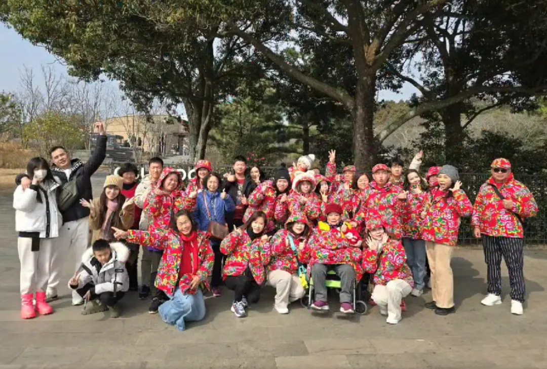 胡漢龑和4房岳家春節出遊。(圖/翻攝自Facebook@啟德機械起重工程-股公司 )