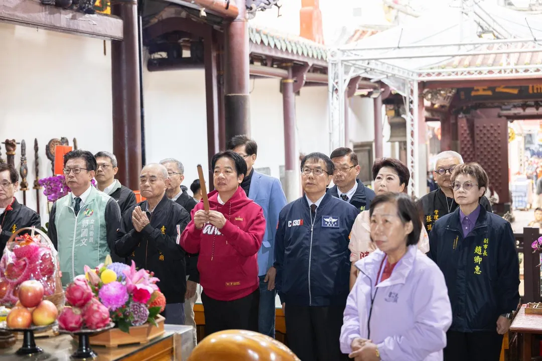 今日是大年初二,總統賴清德南下台南、屏東參香、發放福袋。(圖/黃偉哲臉書)