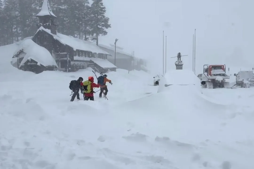 救援隊出發前往雪崩地點救人。(圖/美聯社)
