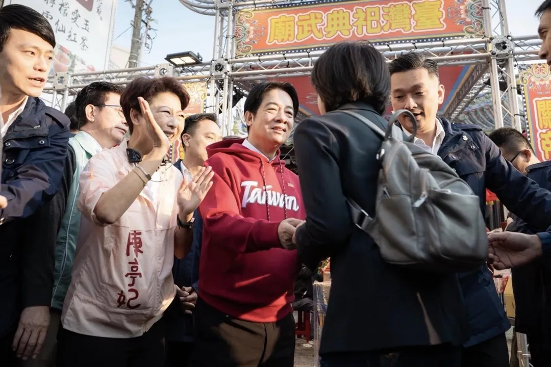 賴清德今天上午在台南宮廟發放福袋。（圖取自賴清德臉書）