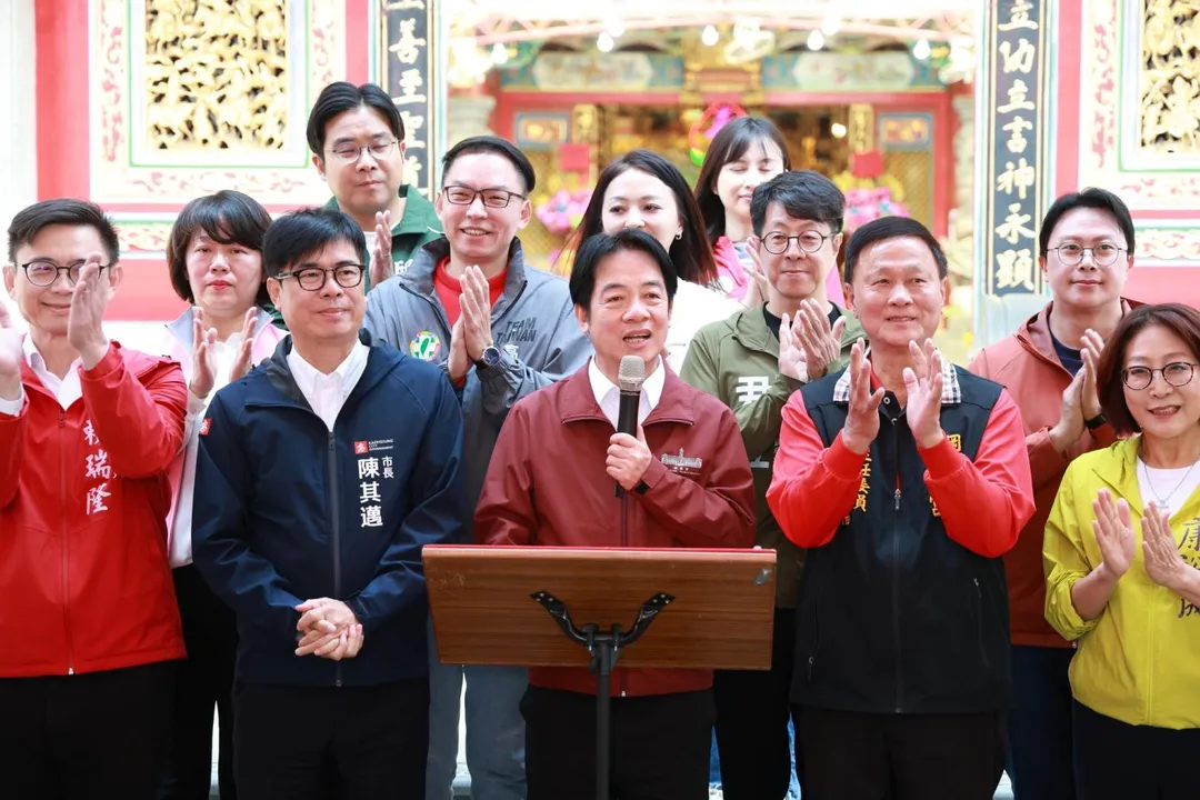 賴清德南下高雄前鎮「鎮南宮」參香，陳其邁、賴瑞隆等人都陪同出席。（圖／陳其邁臉書）