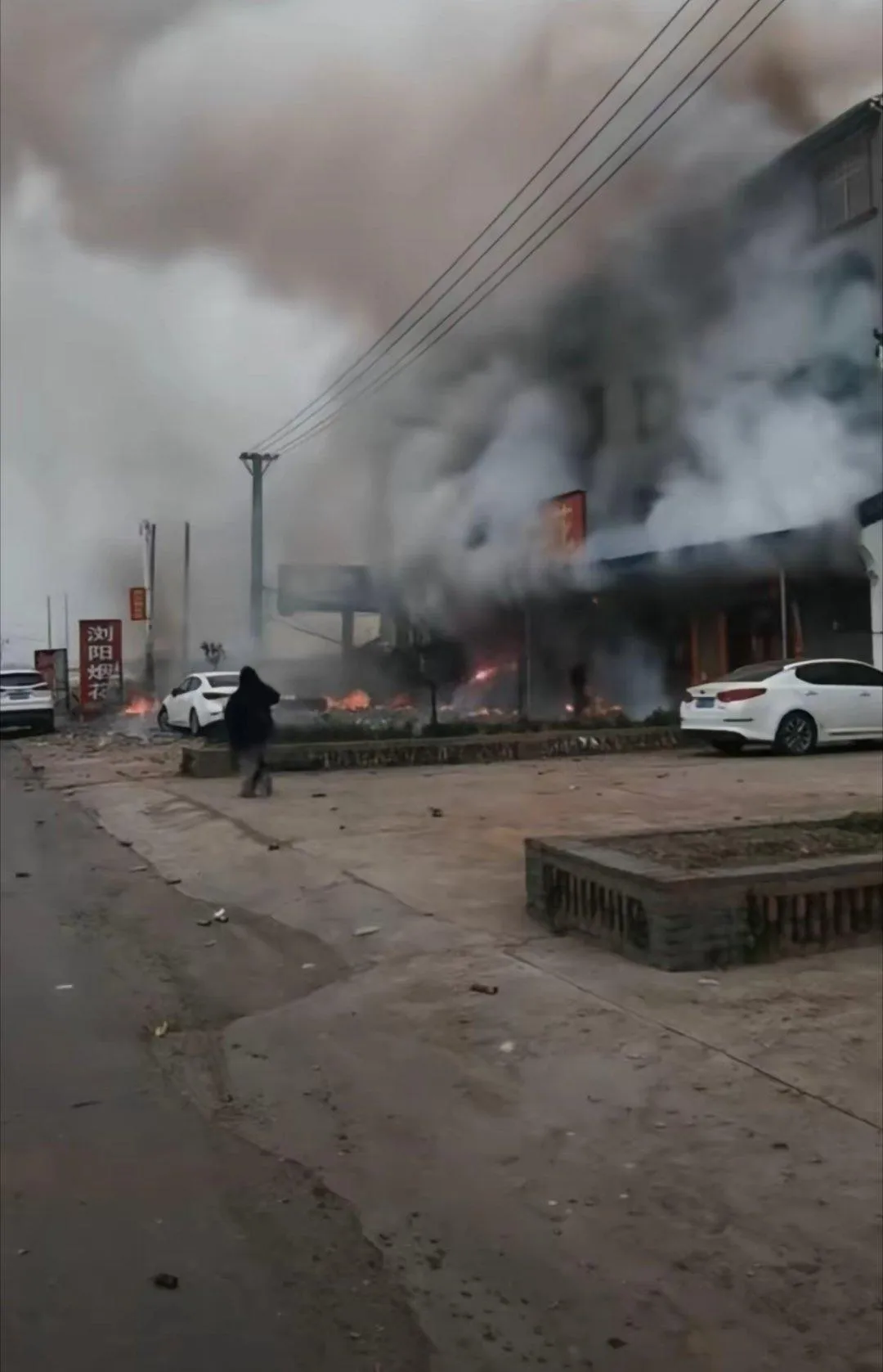 湖北襄陽鞭炮廠驚傳爆炸釀12人死亡。（圖／翻攝微博）