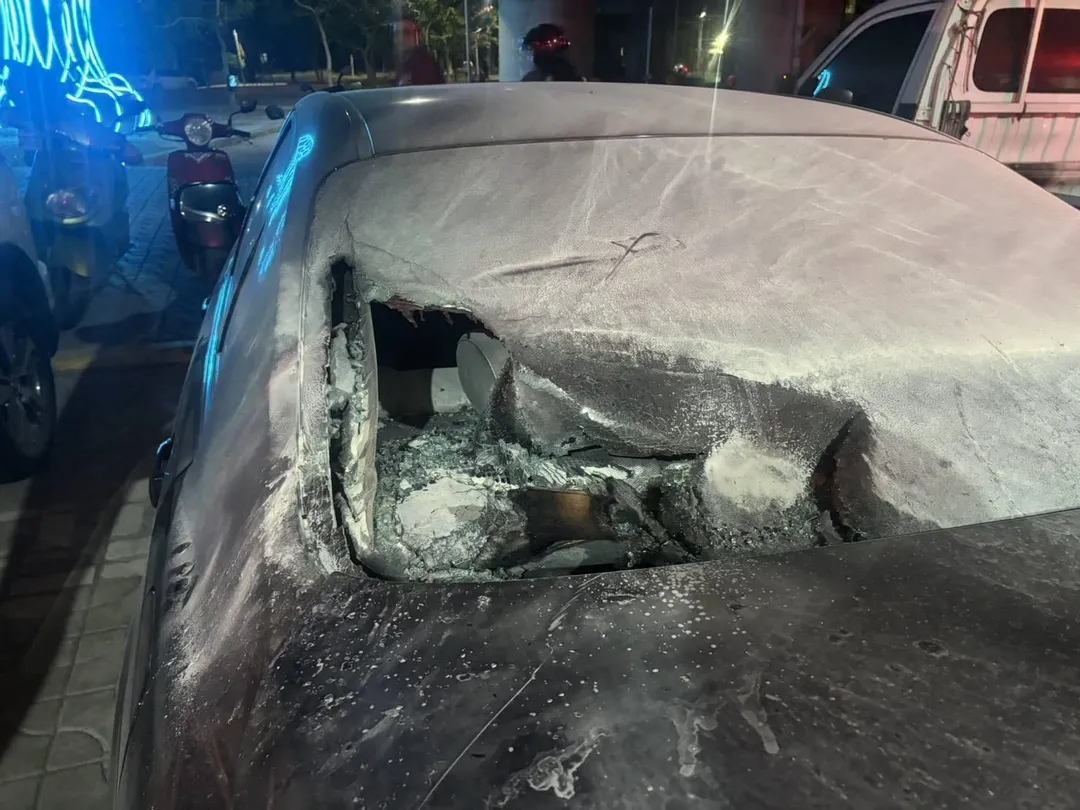 被蔡男縱火的車輛。（圖／中天新聞）