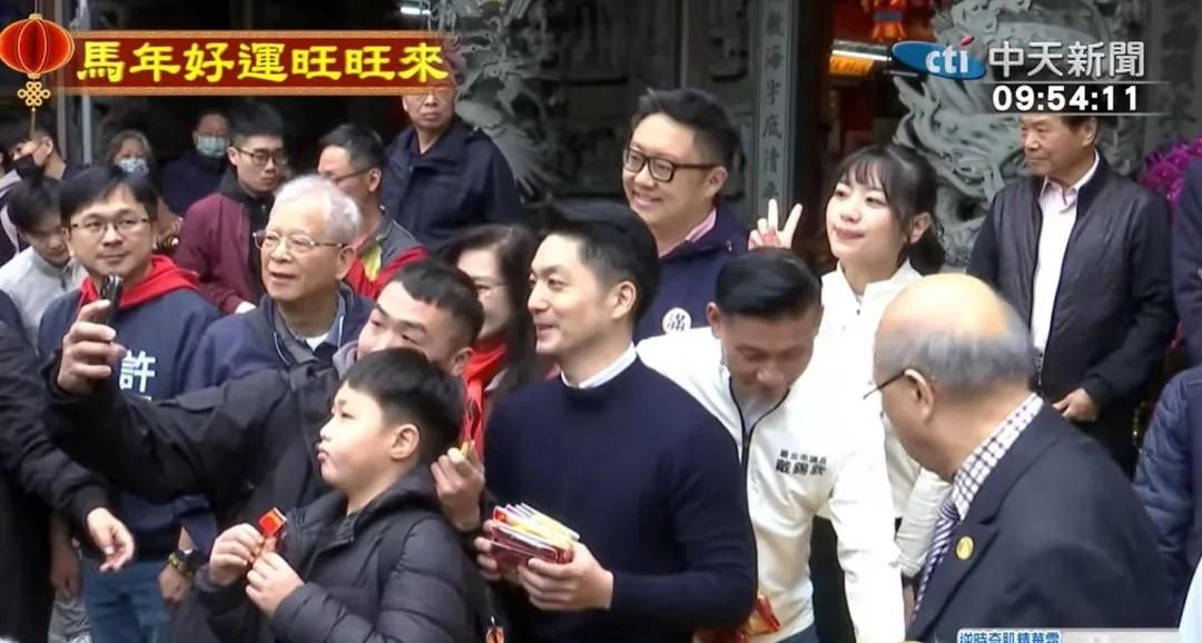 台北市長蔣萬安發紅包、與市民合照。(中天新聞)
