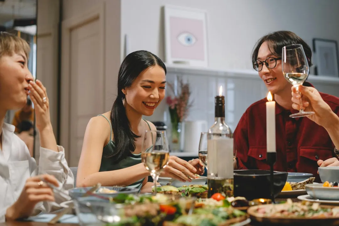 聚餐時常因氣氛熱絡邊聊邊吃,不知不覺進食過量或過快,容易出現腹脹、胃悶或消化不良。(示意圖/Pexels)