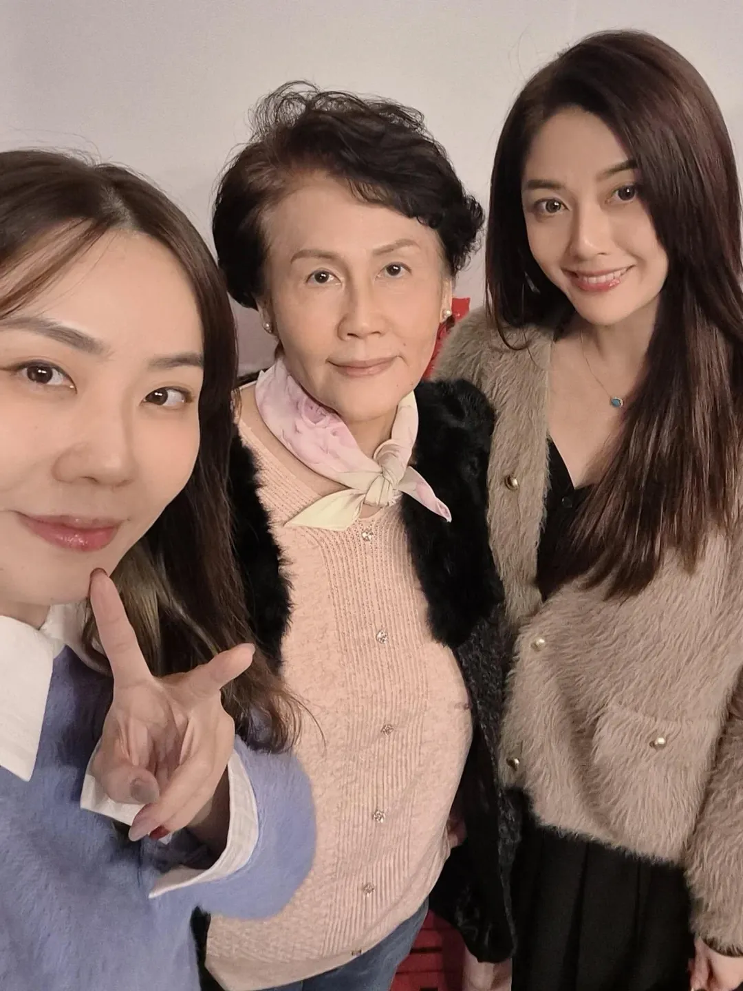 韓瑜（右）分享與媽媽（中）、妹妹（左）的合照。（圖／翻攝自韓瑜臉書）