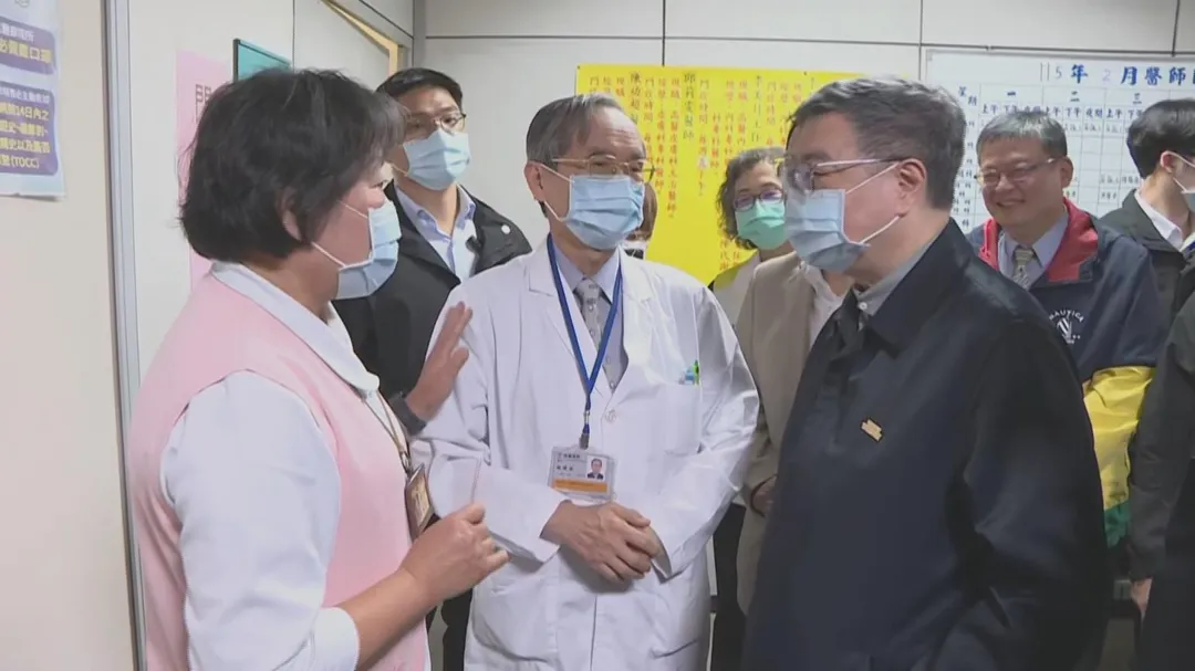 卓榮泰慰勞醫護人員。（圖／中天新聞）