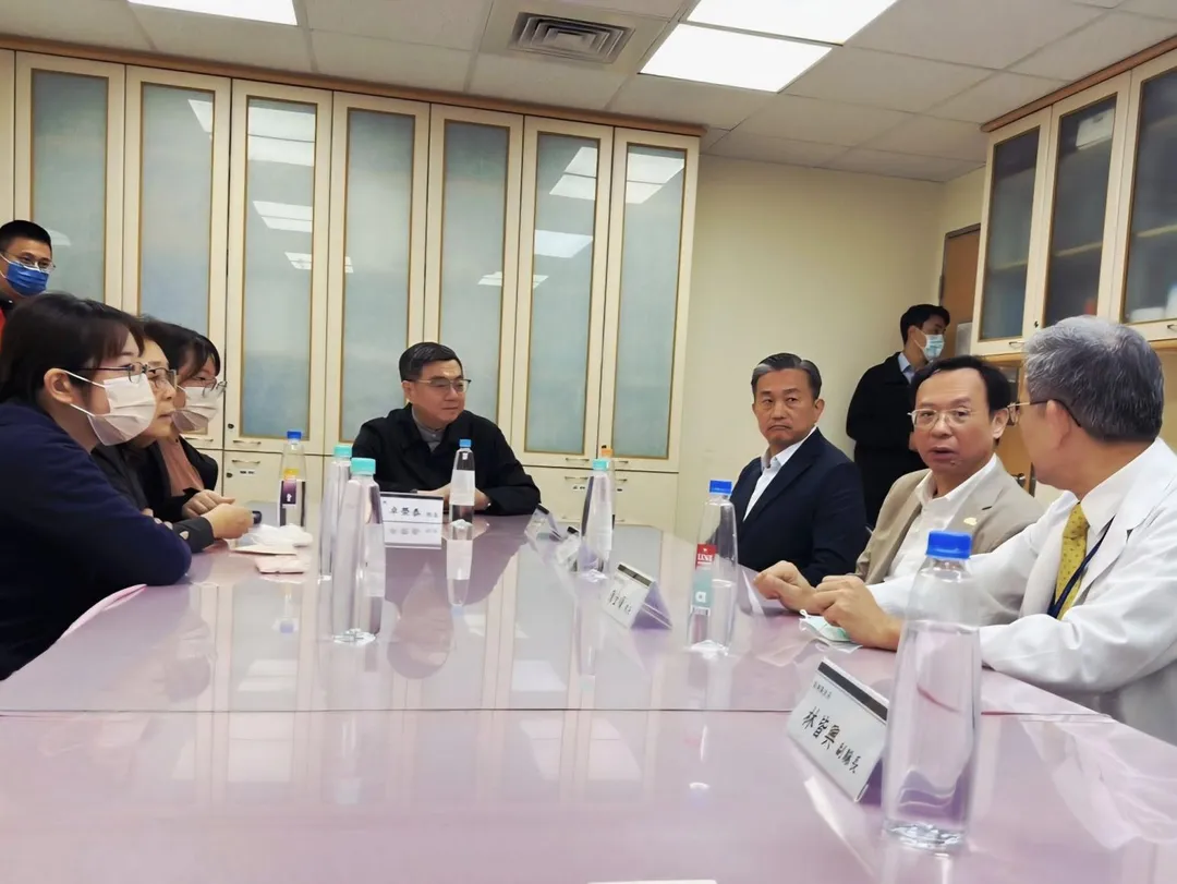 卓榮泰赴高雄探視陳光復。（圖／翻攝陳光復臉書）