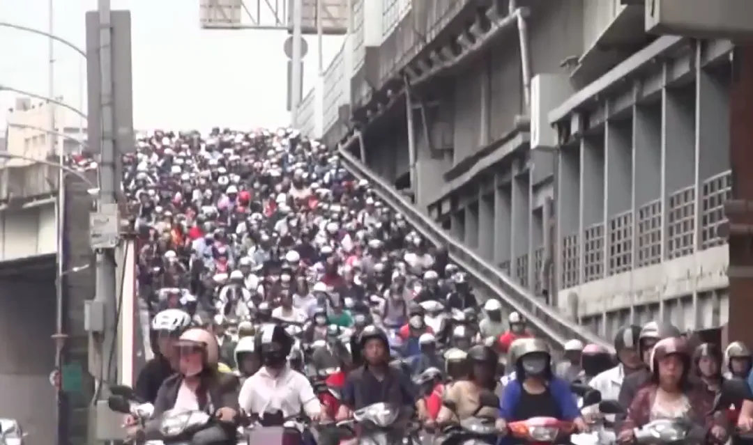 騎機車戴安全帽既是常識也是法律規定的要求，但最近有民眾發現雲林有騎士雙載都沒安全帽就上路，圖非雲林。（圖／示意圖／中天新聞）