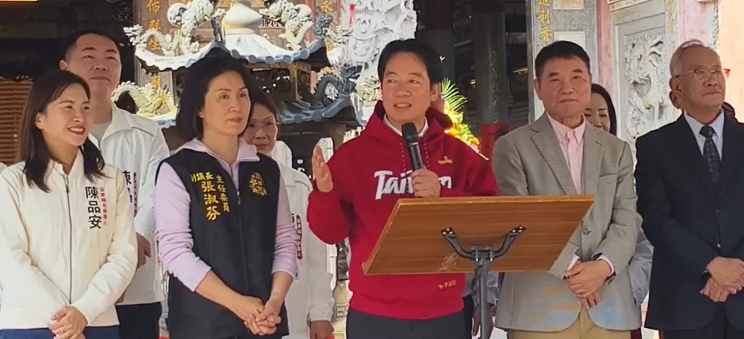 賴清德到頭份市永貞宮參拜祈福,並允諾會協助苗栗縣各種建設。(圖/中天新聞)