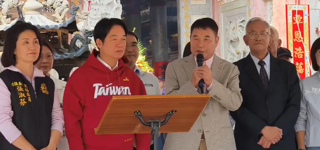 總統賴清德大年初三赴頭份市永貞宮參拜發福袋,苗栗縣長鍾東錦當面要蓋新校舍經費。(圖/中天新聞)