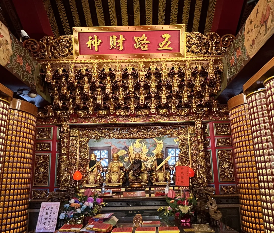 國曆2月20日大年初四迎財神，命理專家高宏寓指出，今年要朝家裡或大門的東北方拜拜，之後「扔窮」。圖為台中樂成宮五路財神。（示意圖／記者高珞曦攝）
