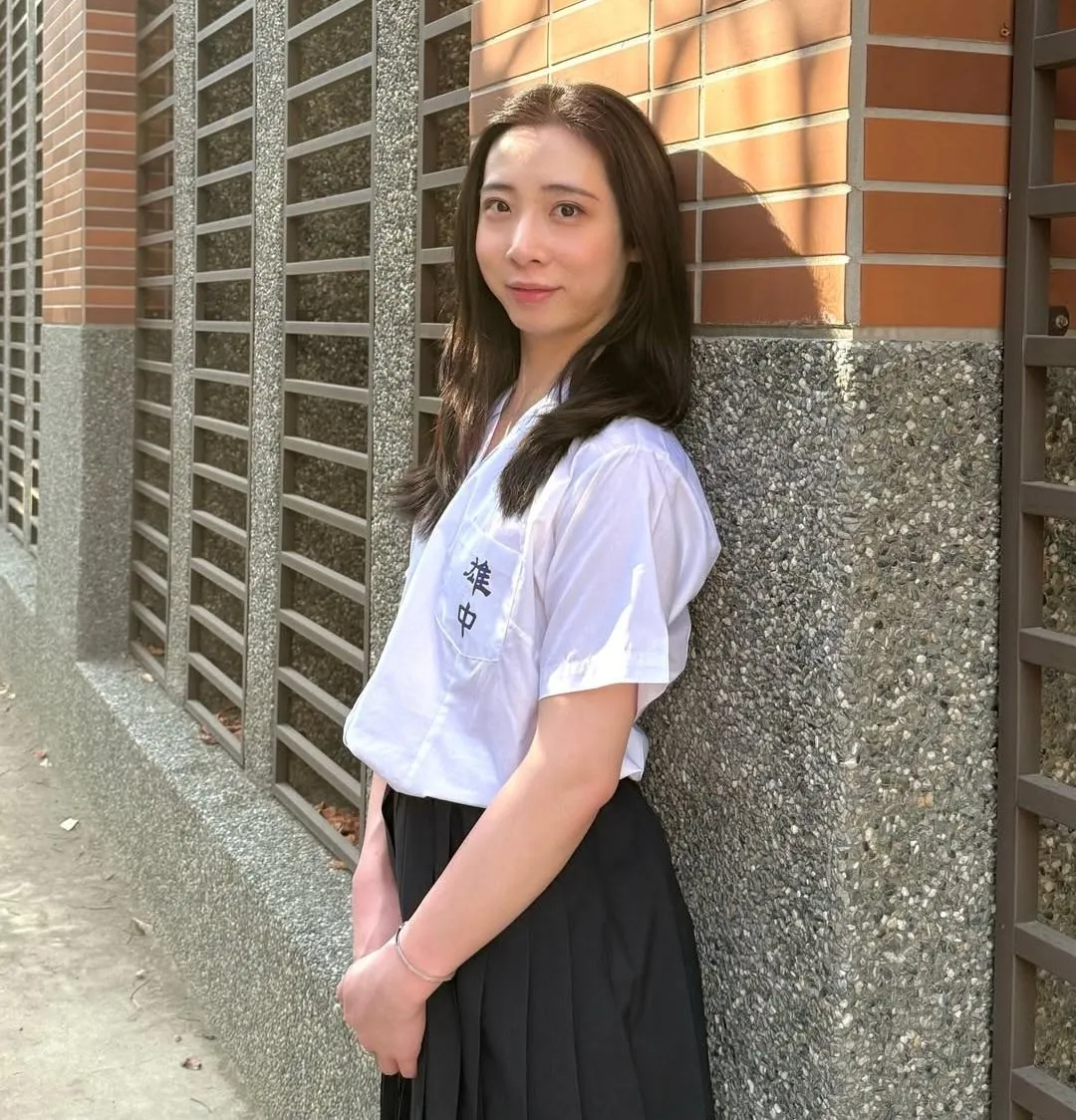 「Fumi阿姨」農曆春節穿上繡著雄中字樣的制服回到母校拍照。(圖/翻攝自Instagram@auntyfumika)
