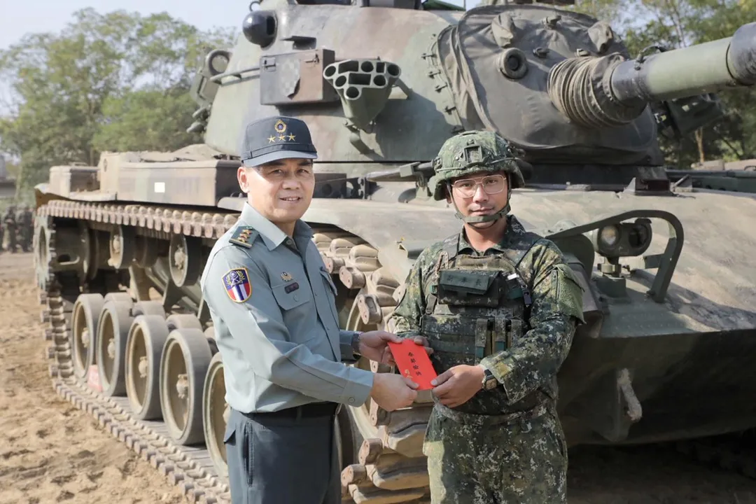 呂坤修司令親切頒發加菜金，肯定官兵堅守崗位辛勞。（陸軍司令部提供）