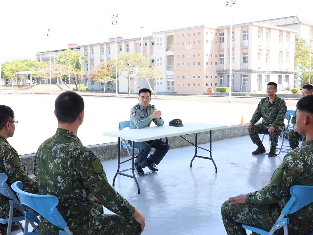 呂坤修司令親切與留守官兵座談，關心單位春節伙食及活動規劃。（陸軍司令部提供）