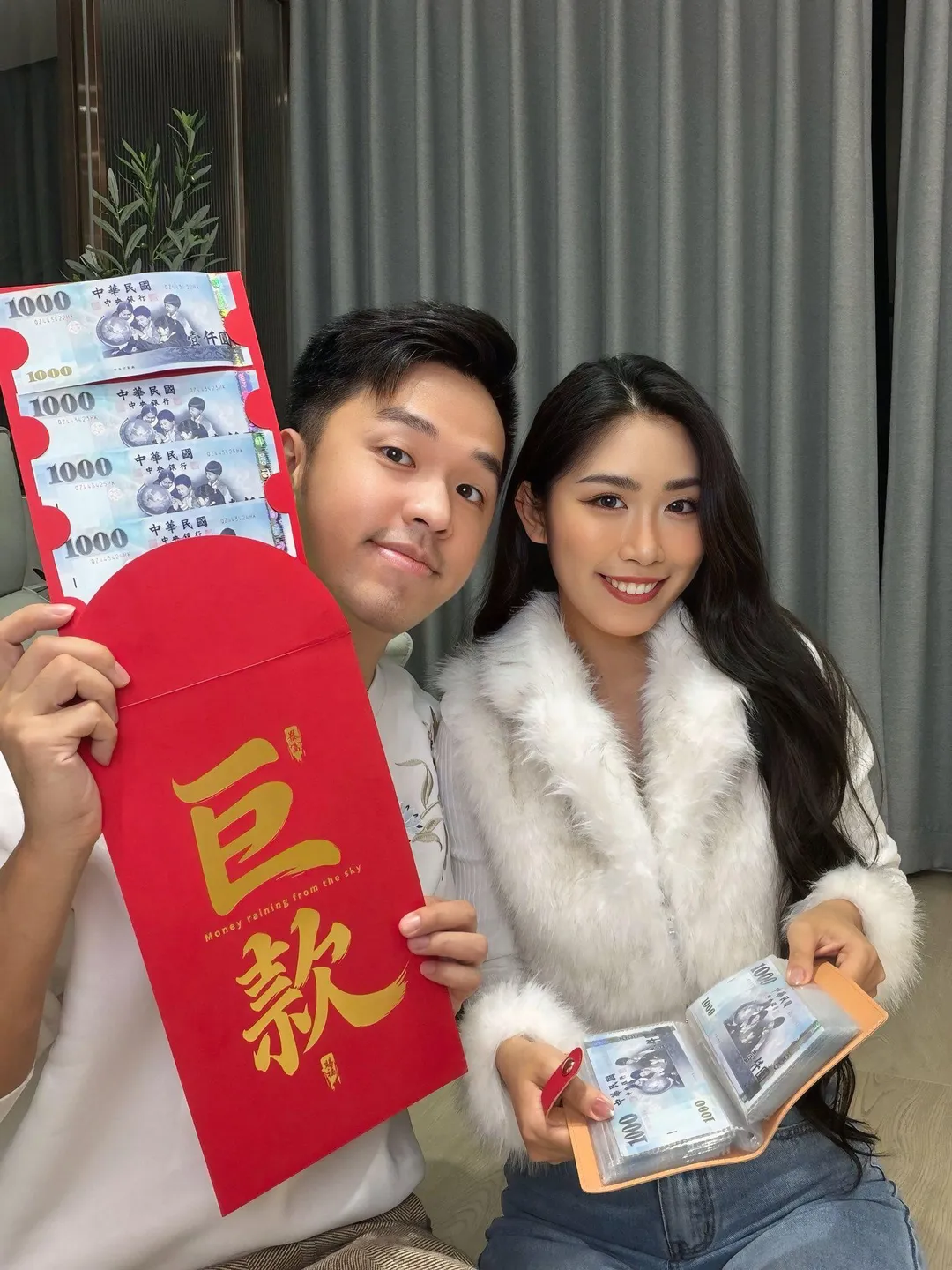 香蕉送妻子Timmy一本5公分厚的紅包。(圖/翻攝一起趣蕉游 臉書)