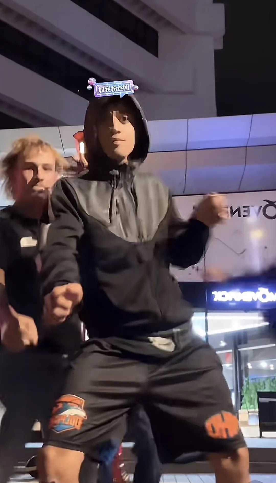 大陸一名男子在紐西蘭街頭直播時遭圍毆與搶劫。(圖/翻攝網路)