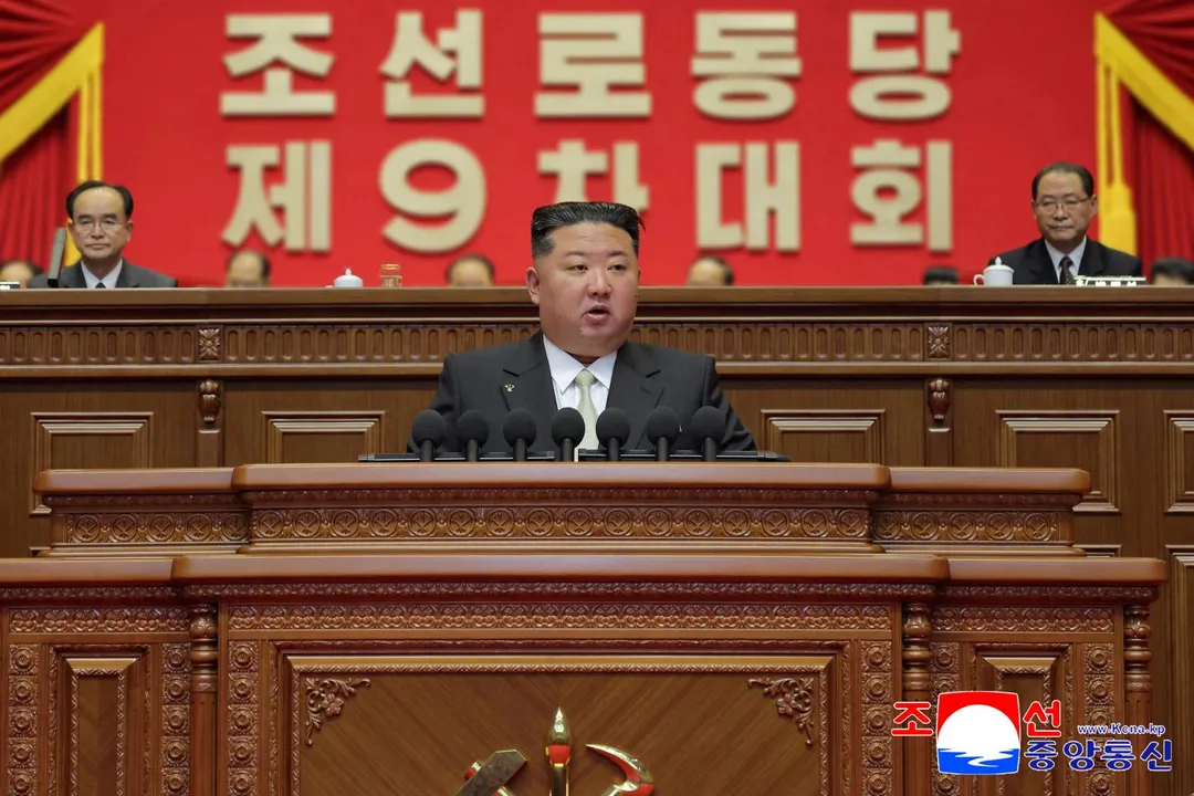 2月19日，金正恩在平壤舉行的北韓勞動黨第九次代表大會上發表演說。（圖／路透社）