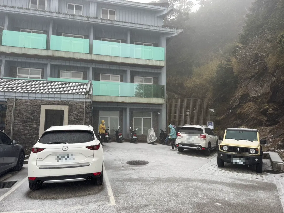 停車場車輛如鋪上白色糖霜。（圖／松雪樓提供）