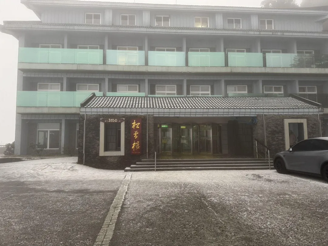 合歡山今天上午降2波冰霰。（圖／松雪樓提供）