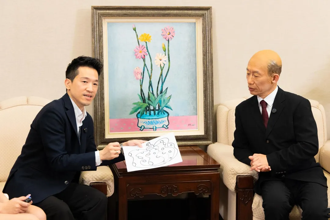 藝人郭子乾（右）近期在節目中化身「韓國魚」前進總統府。（圖／《鄉民大學問》 提供）