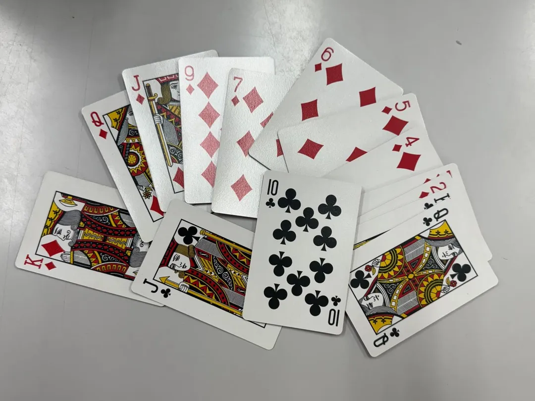 農曆新年期間，親友團聚時最熱門的撲克牌遊戲「射龍門」，一不小心可能讓你輸到脫褲。（示意圖／記者鄭緯浩攝）