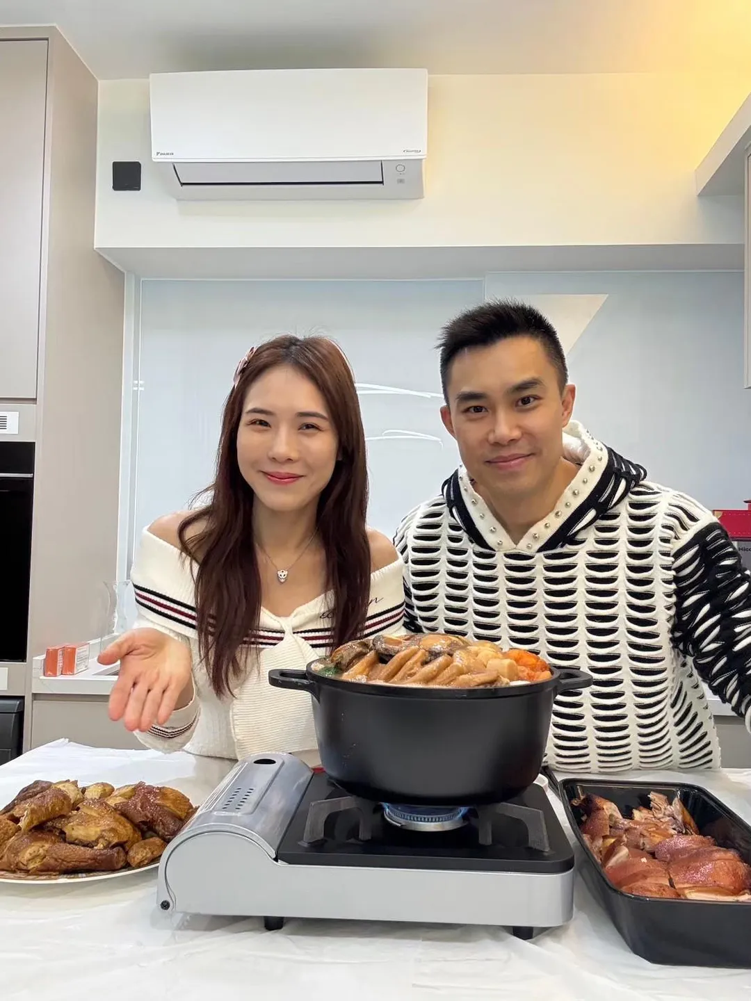 吳申梅特別張羅米其林星級餐廳推出的豪華盆菜，主打高檔食材如25頭吉品鮑魚、刺參、花膠等。（圖／喜上梅梢娛樂 提供）