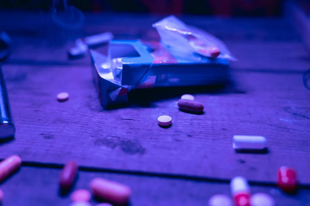 民眾可能在歡樂輕鬆的氛圍下鬆懈心防而誤用毒品，造成人體健康危害。（示意圖／Pexels）