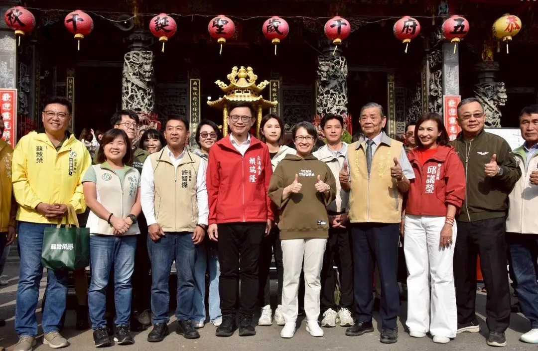 民進黨高雄市長參選人賴瑞隆也勤走宮廟參拜。(圖/翻攝賴隆臉書)