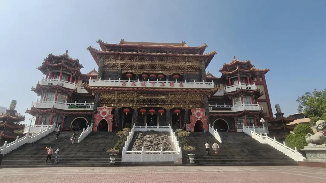 五甲關帝廟抽出中上籤，籤詩為「丙馬奔馳景色新，午看造福照財神，年華處處芬甘露，樂業工商四海行」。（圖／中天新聞）