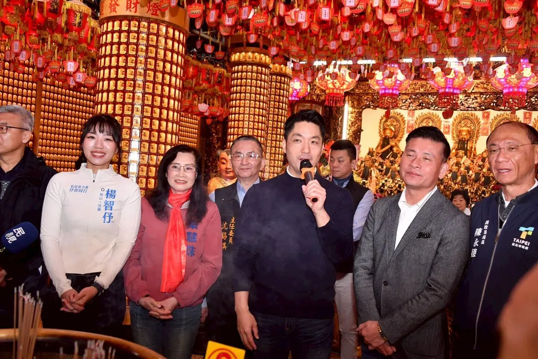 楊智伃過年期間陪同台北市長蔣萬安、議長戴錫欽等人拜廟。（圖／翻攝楊智伃臉書）