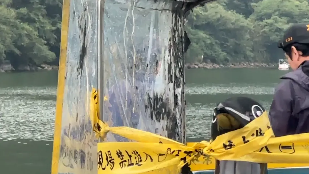 花蓮鯉魚潭昨（19）日發生悲劇，鄭姓一家3代5口共乘天鵝船遊湖時，船隻在距岸20公尺處翻覆，造成8歲男童被壓在船艙底身亡。（圖／中天新聞，下同）