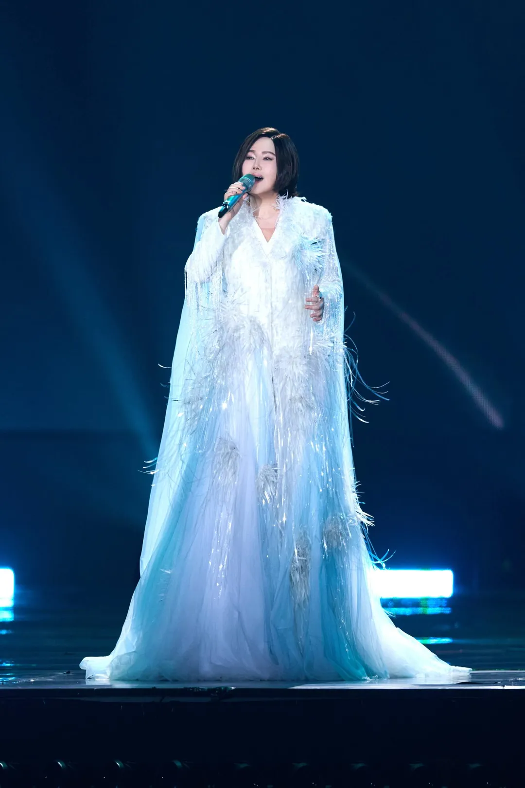 江蕙特別挑選不在去年歌單中的歌曲〈月亮代表我的心〉，用歌聲娓娓道來對媽媽的思念。（圖／寬宏藝術 提供）