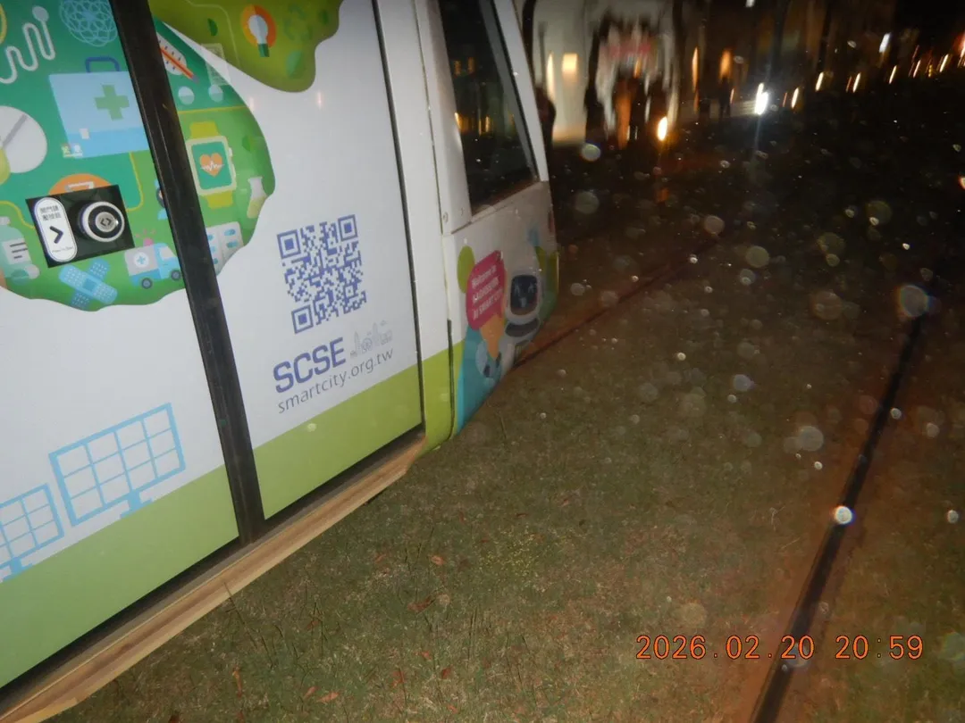 高雄一名柯姓少年穿越行人穿越道時，疑未注意輕軌列車經過，不慎與列車發生輕微碰撞。（圖／警方提供，下同）