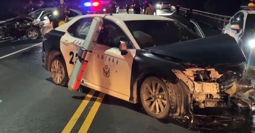 警車的車頭全毀受損嚴重。(圖/翻攝畫面)