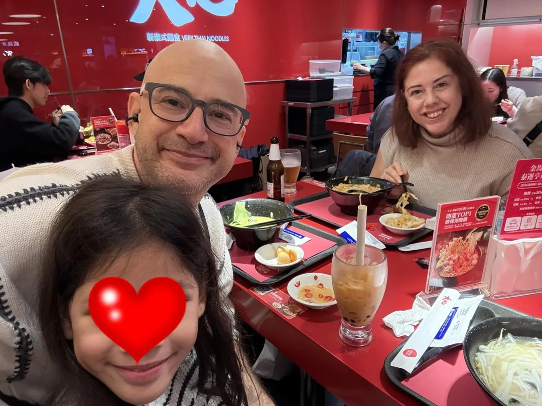 吳鳳的妹妹近日來台旅遊,用餐時再度遇到陌生台灣人默默買單的溫馨插曲。(圖/翻攝吳鳳Rifat臉書)