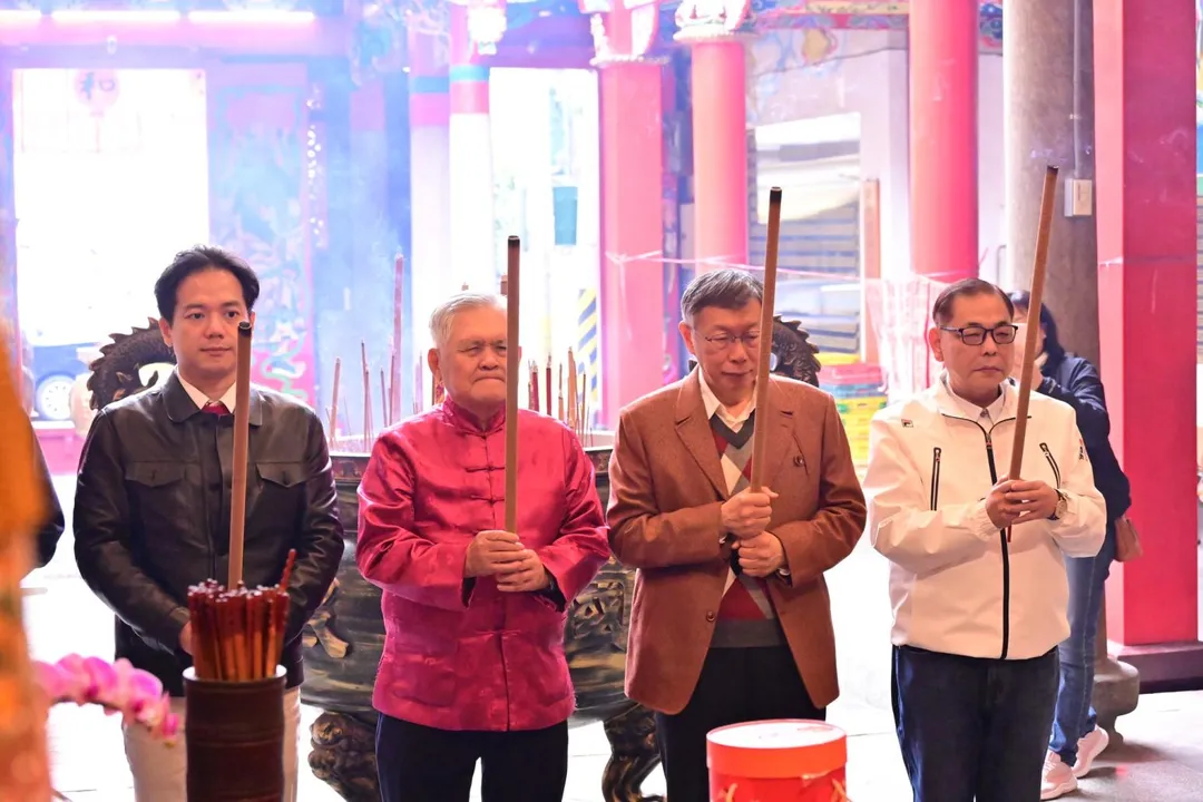 陳見賢（右一）與柯文哲（右二）、邱臣遠（左一）一起赴廟參拜。（翻攝自陳見賢臉書）
