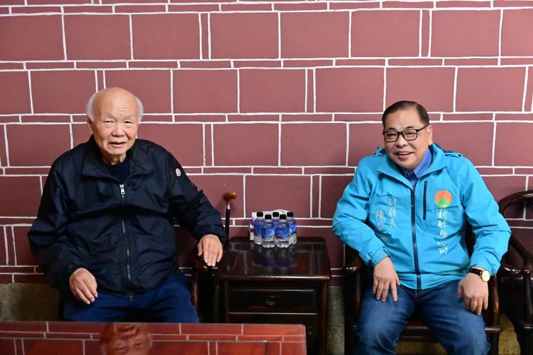 陳見賢（右）在大年初二拜會民進黨籍新竹縣老縣長林光華。（翻攝自陳見賢臉書）