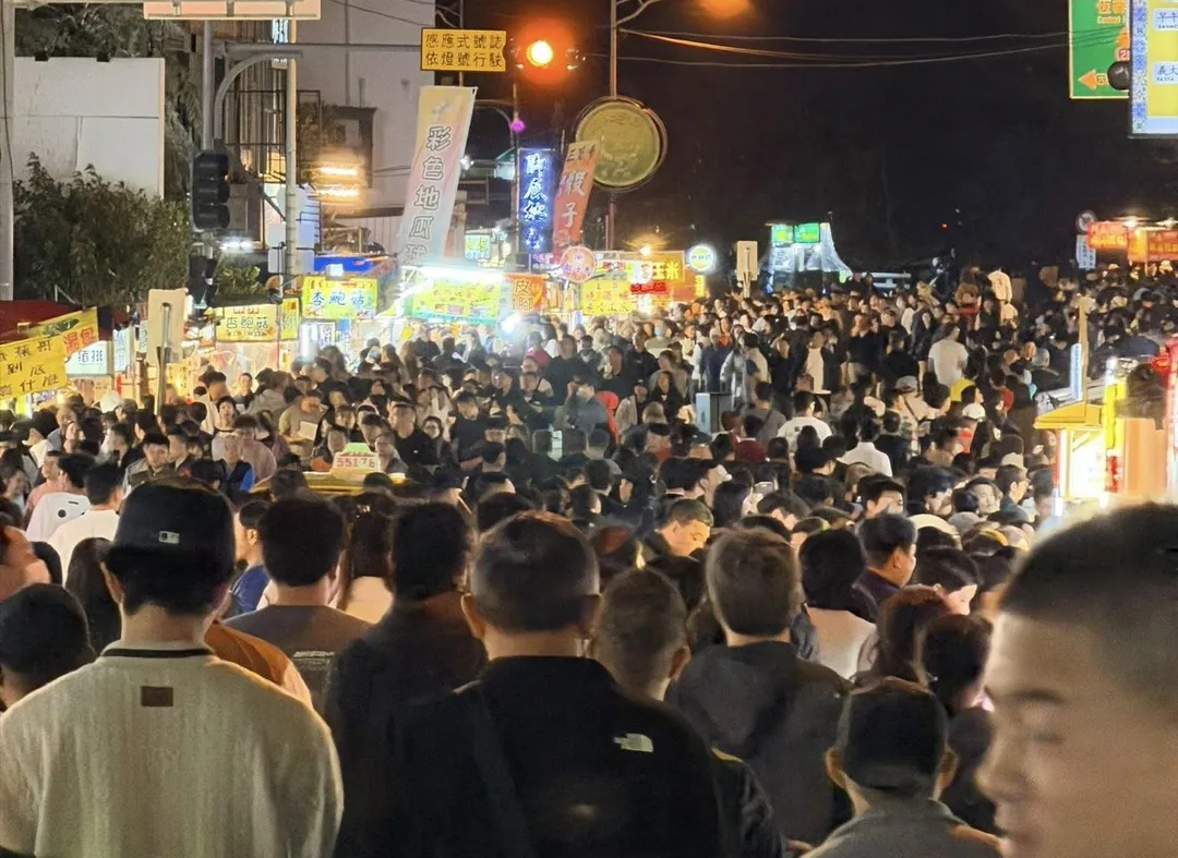 墾丁大街過年擠爆遊客。（圖／墾丁痣靈提供）