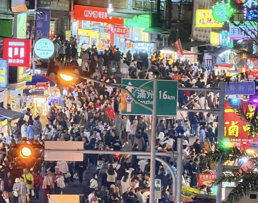 墾丁大街過年擠爆遊客。（圖／墾丁痣靈提供）