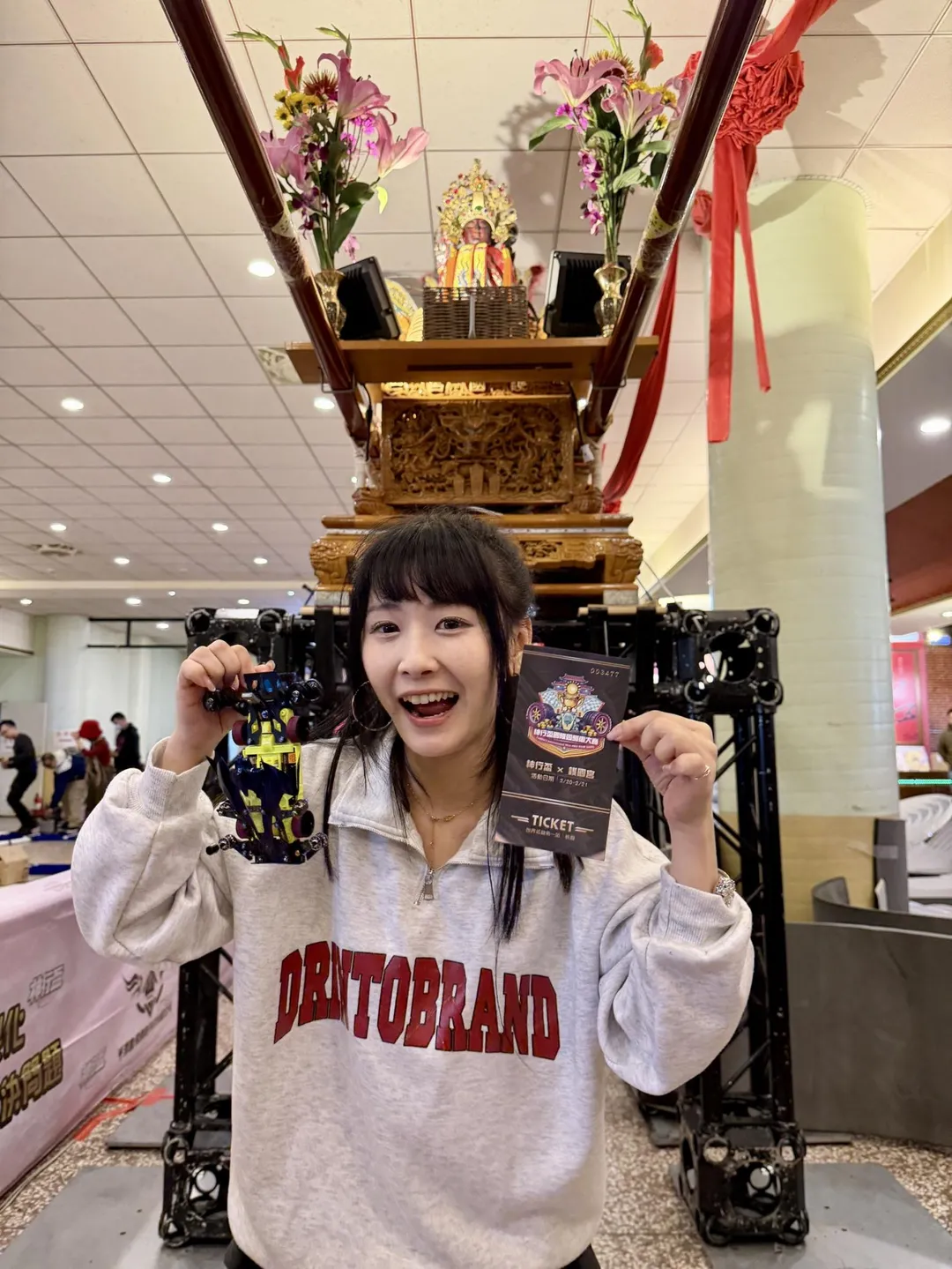 「電玩女神」陸子玄也體驗首創「四驅車鑽轎底」感受祈福神明加持。（圖／紅心字會 提供）