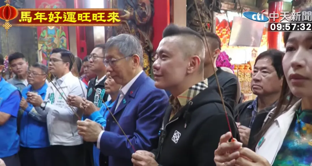 大年初五，柯文哲南下台中拜廟參香。（圖／中天新聞）