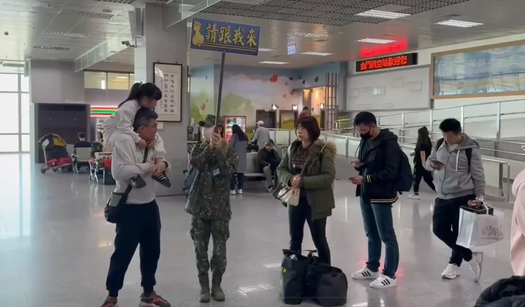 在國民黨金門籍立委陳玉珍及金門縣政府的協調下，國防部緊急調派三架次C-130軍機投入疏運任務。（圖／中天新聞）