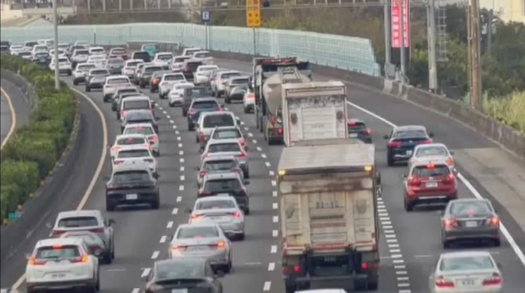 清明連假首日國道湧現大量南下車潮。（示意圖／中天新聞）