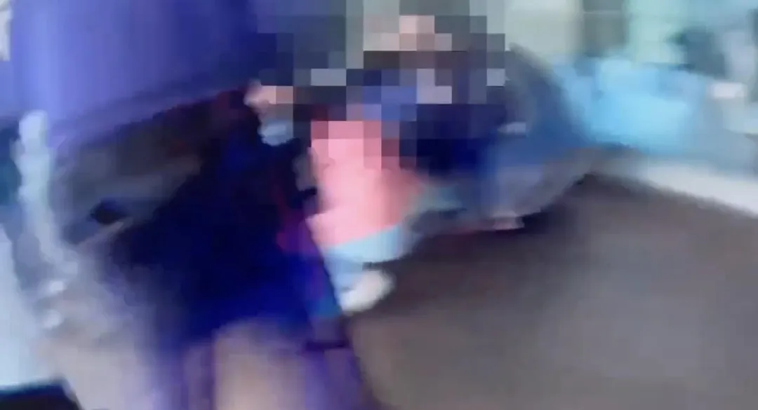 蕭姓董事長小腿血流如注跌坐在地被救護畫面。(圖/翻攝畫面)
