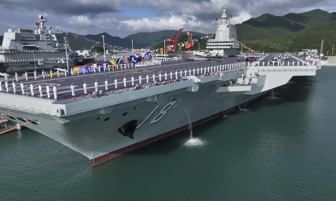 福建艦去年11月在海南三亞某軍港正式入列。（圖／新華社）