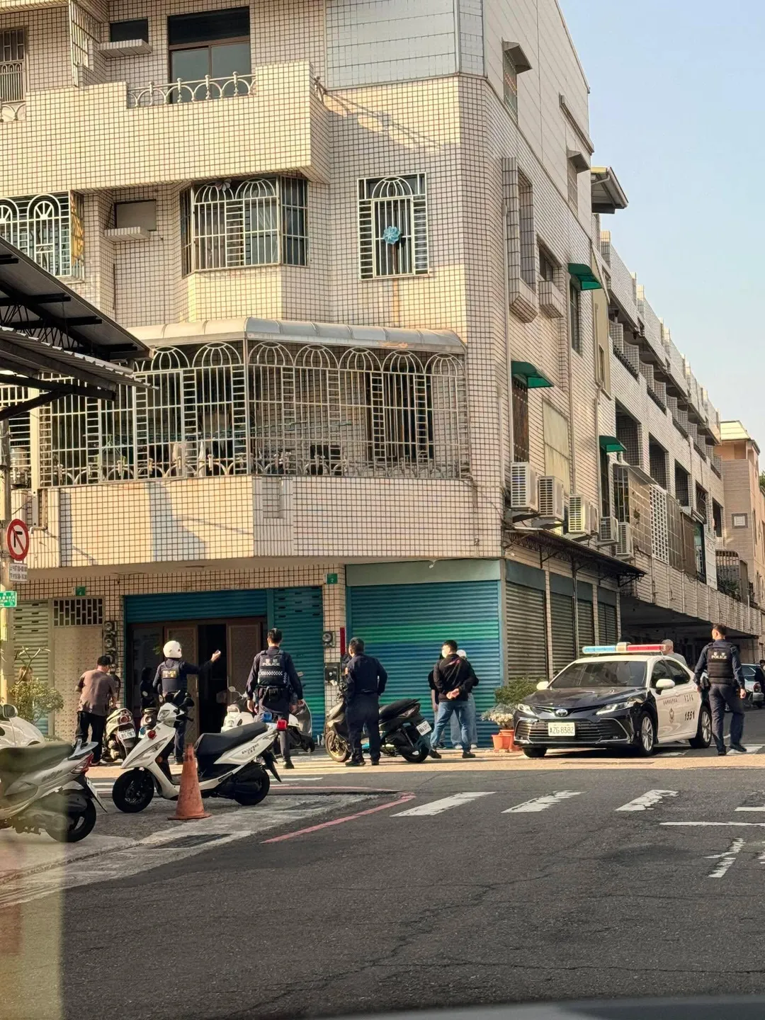 現場有民眾目睹整起衝突過程，嚇得立即報警並迅速離開現場。台南市警五分局獲報後立即派員趕往現場，成功將涉案少年一舉逮捕。（圖／警方提供）