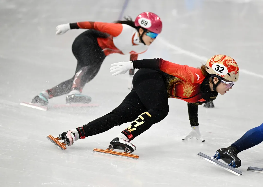 楊婧茹（右）在米蘭冬奧短道速滑女子1500公尺A組決賽中。（圖／新華社）